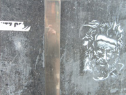 Graffiti met honingraatkoraal (links)