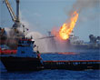 Foto: Het olieplatform Deepwater Horizon na de explosie © United States Coast Guard